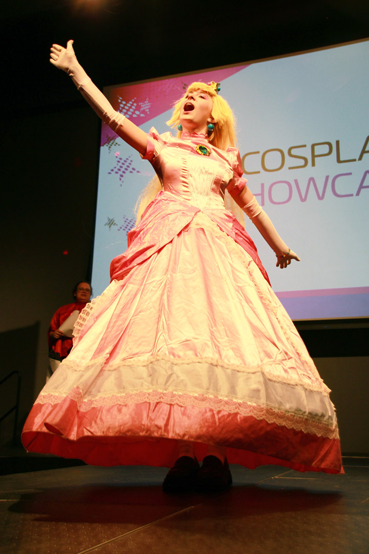 Princess Peach cosplay